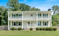 Cartersville Colonial Family-Friendly Retreat with Spacious Yard - Boutique
