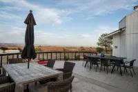 Two Adjacent Farmhouses on 4 acres. Sleeps up to 20. Pet Friendly - ห้องครัว