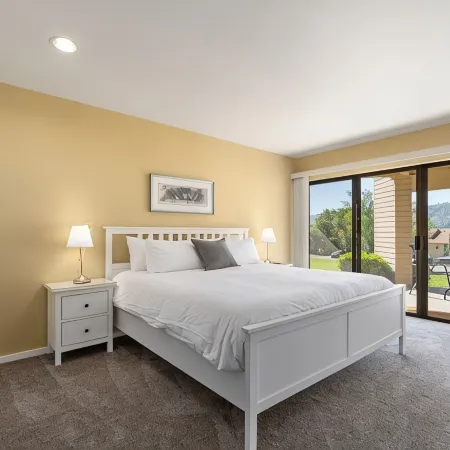 Wapato Point Halmalka Condo 514-B Close to Outdoor Pool, Sandy Beach Amenities