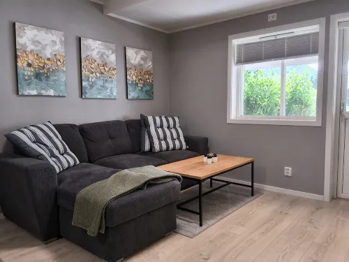 Modern 1BR City Centre Apt - Sleeps 4 - parking