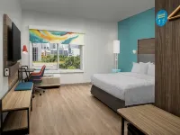 Tru by Hilton Miami West Brickell Hotels near CocoWalk