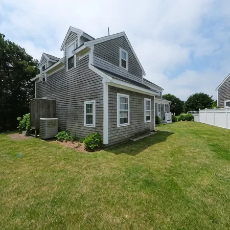 Cheerful 5 br Nantucket home; perfect for families