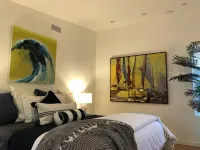 Ideal location, Minutes to Beach & Abbott Kinney, lots of parking - balcony
