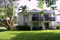 Plum Tree Club Hoteles cerca de Globe Drive-In