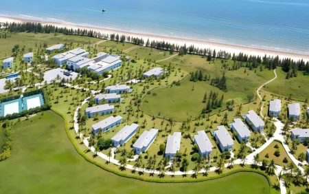 Vinpearl Cua Sot Resort, Affiliated by Meliá Отели в г. Хатинь