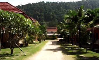 Lanta Bee Garden Bungalow