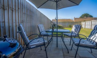 Johnnys Cove - 2 Bedroom Holiday Home - New Hedges - Housity