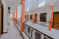 RedDoorz Near Plaza Araya Malang Отели в г. Blimbing