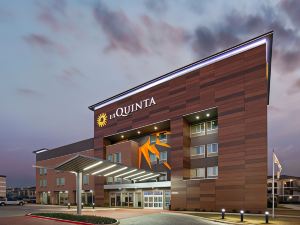 La Quinta Inn & Suites by Wyndham DFW West-Glade-Parks