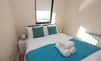 Stayzo Castle Penthouse 17 - A Clean Fresh Modern Apartment with Free Wi-fi