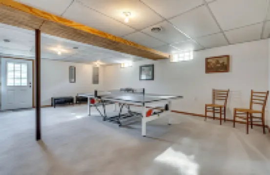 Blue Heron Cottage with Game Room, Deck and Hot Tub!