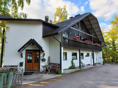 Cronin's Guesthouse Bed & Breakfast Hotels near Pirunkirkko Trail
