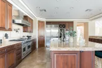 Sunbeam by AvantStay Elegant Private Desert Home w Infinity Pool Spa View