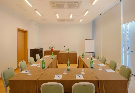 NH 사보나 다르세나 현대적인 로비