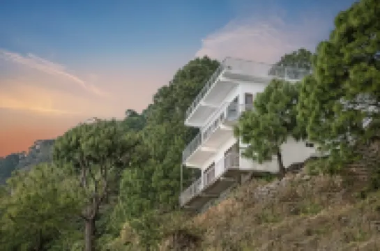 Vansathli I Near Mall Road Kasauli I Open Garden & Rooftop I by Humble Stay Villa