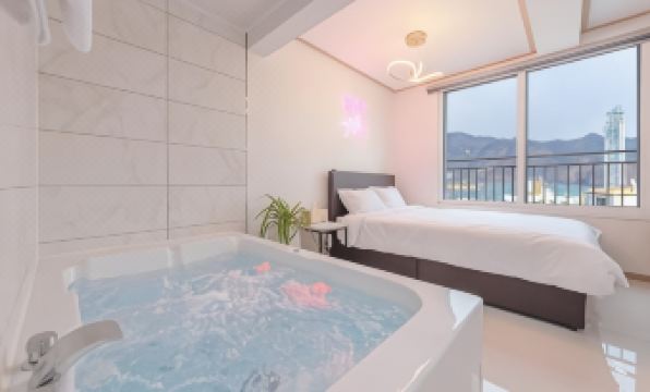 Gaypeng Poolvilla Lisum Five Penison