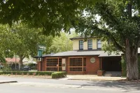 سيتون آرمز موتور إن Hotels near مطار ألبوري