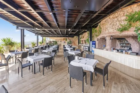 Falcon Hotel Отели рядом с достопримечательностью «Lara Beach»