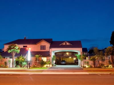 Aquarius Motor Inn