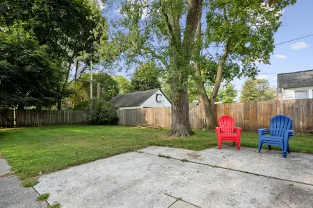 Charming Retreat Close to Downtown Attractions - Inviting and Cozy Отели в г. Холланд