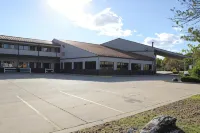 Greenlight Inn & Suites St James