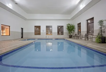 Holiday Inn Express & Suites Malone Отели в г. Констебль