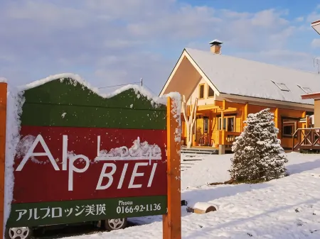 Alp Lodge Biei Отели рядом с достопримечательностью «Seven Stars Tree»