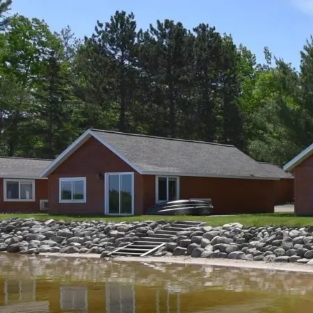 Beautiful lakeside 2 Bedroom cabin on private lake (Cabin#4)