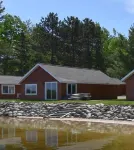 Beautiful lakeside 2 Bedroom cabin on private lake (Cabin#4)