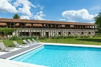 L'Orée des Chênes, the Originals Relais - Swimmingpools