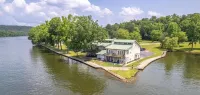 Spacious Lakeside Country Getaway!
