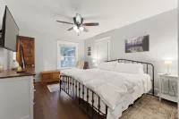 Historic Urban Retreat Fit for a KING! - บังกะโล