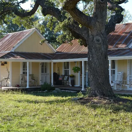 Charming 2-bedroom cottage on the River with 5 acres