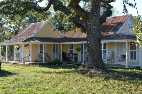 Charming 2-bedroom cottage on the River with 5 acres - Wifi