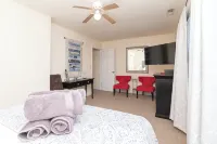 Centrally Located with Deck, 4 TVs, Games, 2 Desks, 1st FLR Bedroom & Fireplace 酒店