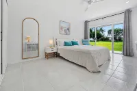 Da White Beachfront House Entertainer near Palm Cove Cairns - Homestays