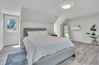 North Hills Home 4 BR/2 BA with attached studio - Bungalows