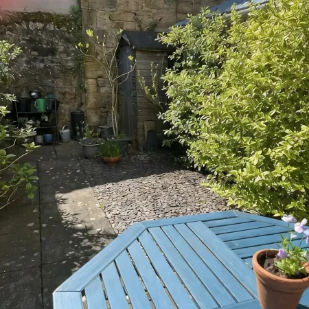 Spacious 4 bedroom townhouse with traditional features and private courtyard Отели в г. Капар