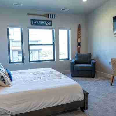 New Luxury Home Sleeps 14 with 2 Bunk Rooms and Hot Tub. Near Skiing and Lake! Rooms