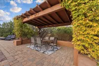 Grand Chapel Estate - Pool, Pickleball & Stunning Red Rock Views