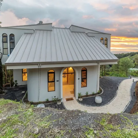 House immerse in the forest+ infinity pool and luxurious experience.