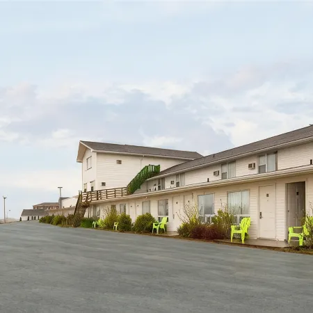 Econo Lodge Inn & Suites