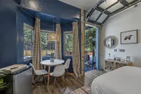 Spacious Studio, Large Deck w/ Firepit, couch and seating; Huge shower