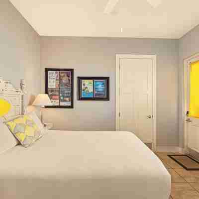 Key West Style Apartment - with pool/hot-tub Rooms