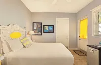 Key West Style Apartment - with pool/hot-tub
