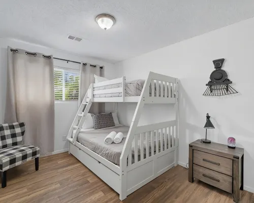The Cozy Rustic Sequoia Wi-Fi & 2 Garage Hotels in Tulare