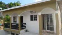 3-bedroom in lovely Amity Hall with WiFi, AC, Private Bathrooms, Best View Hotel di 