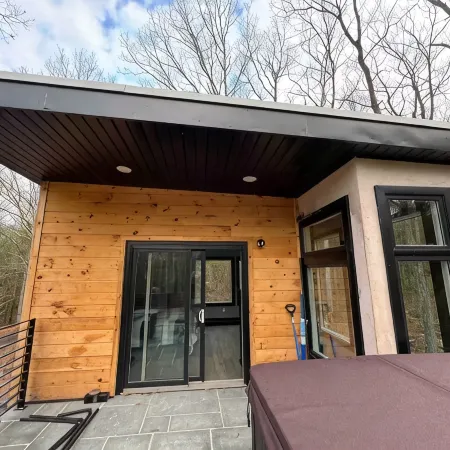Secluded modern cabin with hot tub Отели в г. Хайленд