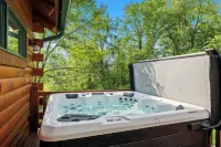 Charming 5-bedroom Cabin with Movie Theater, Hot Tub, and WiFi - Hot Tub