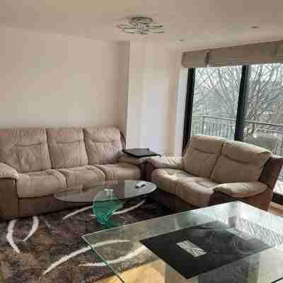3 Bedroom Flat, Balconies, 2 Bathrooms, Living area & Free Parking near Heathrow Others